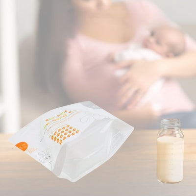 Stérilisateur biberon en sac micro-ondes avec marquage d’utilisation, posé sur une table à côté d’une mère allaitant son bébé, illustrant une routine d’allaitement propre et pratique.