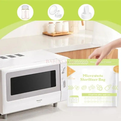 Utilisation du stérilisateur biberon micro-ondes dans une cuisine familiale, pratique pour désinfecter rapidement les accessoires bébé sans appareil encombrant.