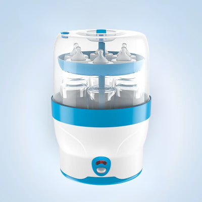 Stérilisateur biberon design compact blanc et bleu, parfait pour stériliser rapidement les biberons et tétines à la maison ou en déplacement.
