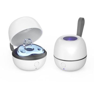 Vue intérieure du stérilisateur tétine TétinePure™ avec une sucette placée dans la capsule, prêt pour la désinfection par LED UV-C.