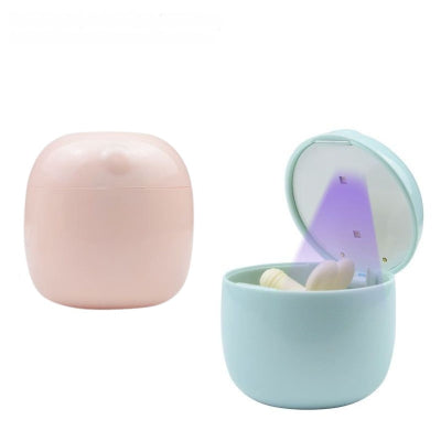 Stérilisateur tétine TétinePure™ bleu rose ouvert avec tétine à l’intérieur, prêt pour une désinfection UV rapide et hygiénique.