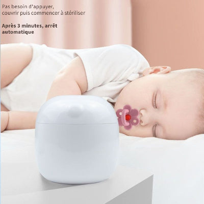 Vue rapprochée du stérilisateur tétine TétinePure™ au design blanc compact et épuré, adapté aux parents modernes.