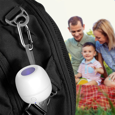 Stérilisateur tétine accroché dans un sac à langer, montrant sa compacité et son utilité pour les parents en déplacement.