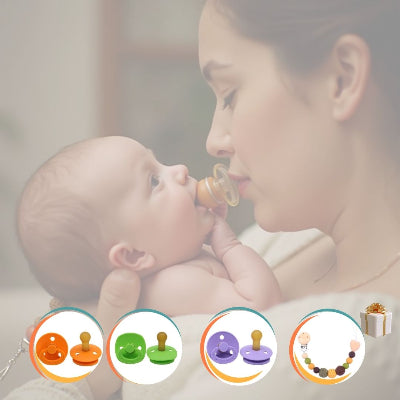 Maman portant son bébé avec sucette pour bébé terracotta, lot de tétines physiologiques en caoutchouc naturel avec attache bois anti-perte.