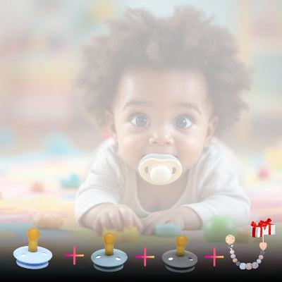 Nouveau-né allongé sur un tapis d’éveil utilisant une sucette pour nouveau-né MiniMiam™ en caoutchouc naturel, lot de 3 coloris avec attache tétine bébé silicone et bois.