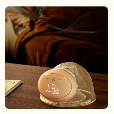 Tire lait électrique posé sur une table de chevet témoignant du faible décibel émis pendant la nuit.
