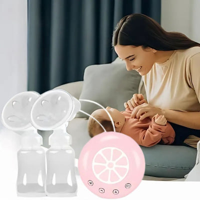 Jeune maman souriante jouant avec son bébé dans un salon, accompagnée du tire-lait électrique LactéaFlex™ double pompe, compact, silencieux et conçu pour une extraction efficace du lait à tout moment de la journée.