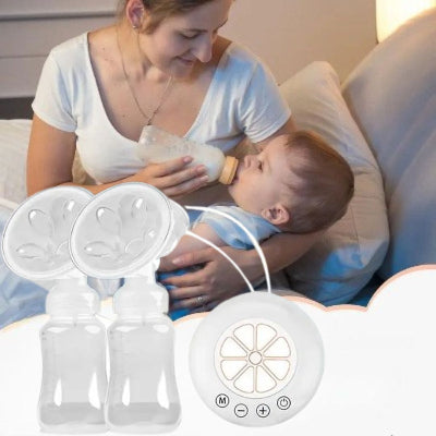 Maman donnant le biberon à son bébé allongée dans un lit, avec le tire-lait électrique LactéaFlex™ double extraction en avant-plan, idéal pour une utilisation nocturne discrète et confortable.