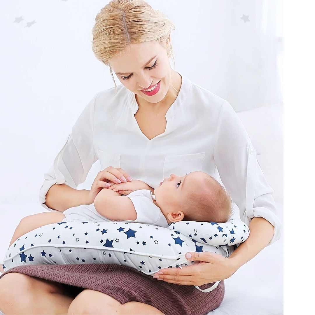 Maman et bébé allaitant avec un coussin d'allaitement étoilé, offrant confort et soutien pendant l'allaitement.