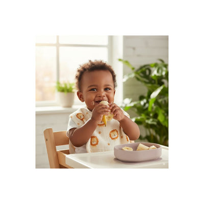bebe mange sa banane protege par son bavoir motif lion