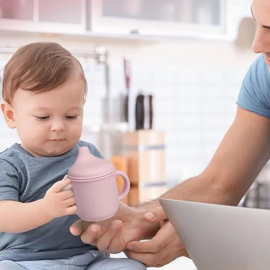 AquaGuard Duo™ – Verre anti fuite bébé à bec souple et po… - mise en situation d'usage