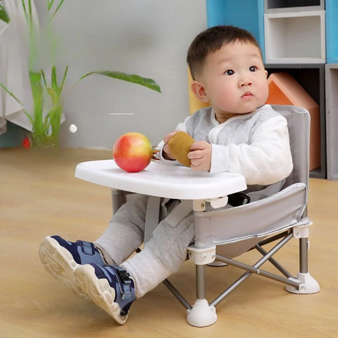 Réhausseur de chaise pliable | NomadeBoosti GoFold™ - mise en situation d'usage