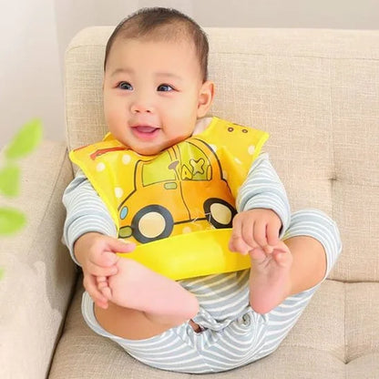 ÉcoBambino™ – Bavoir bébé imperméable à poche récupératrice - mise en situation | Premiers Pas Sereins