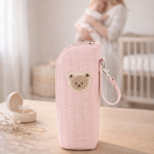 Pochette isotherme bébé rose, patch ours, attache mousqueton sur la sangle, vue de profil