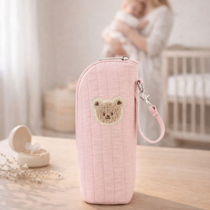 Pochette isotherme bébé rose, patch ours, attache mousqueton sur la sangle, vue de profil
