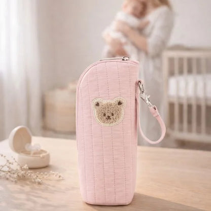Pochette isotherme bébé rose, patch ours, attache mousqueton sur la sangle, vue de profil
