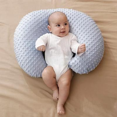 coussin d'allaitement Minky Hug Pillow™️ bleu, offrant un soutien doux et confortable pour bébé pendant l'allaitement