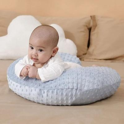 coussin d'allaitement Minky Hug Pillow™️ bleu avec texture Minky Dot, apportant confort et sécurité pour les moments d'éveil de bébé