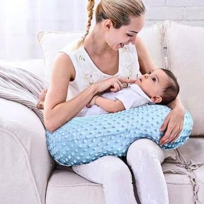 coussin d'allaitement Minky Hug Pillow™️ bleu ciel pour soutien lors des repas et des moments de détente