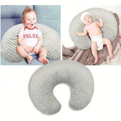 coussin d'allaitement Minky Hug Pillow™️ gris pour soutien lors des repas et des moments de détente