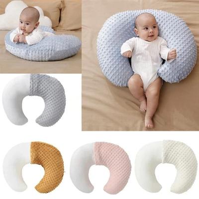 coussin d'allaitement Minky Hug Pillow™️, apportant un soutien ergonomique et élégant pour l'allaitement de bébé