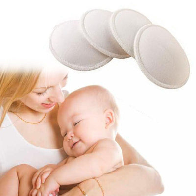 Maman tenant tendrement son bébé, illustrant le confort et la sérénité apportés par l'utilisation des coussinets d'allaitement lavables.
