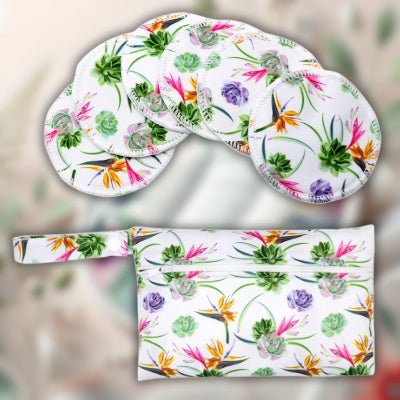 Coussinet d’allaitement BloomNest™ décoré de fleurs exotiques et de plantes luxuriantes, idéal pour des moments d’allaitement apaisants.