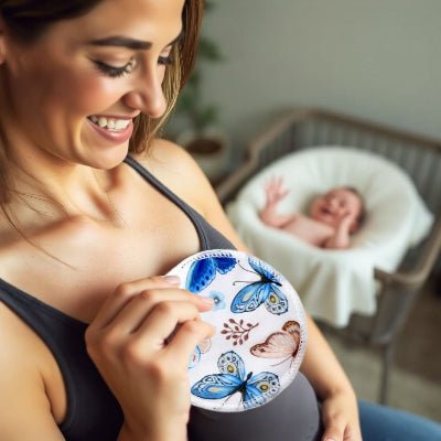 Coussinet d’allaitement ButterflyTouch™ avec une maman utilisant un design élégant de papillons, ajoutant une touche de magie aux instants d’allaitement.