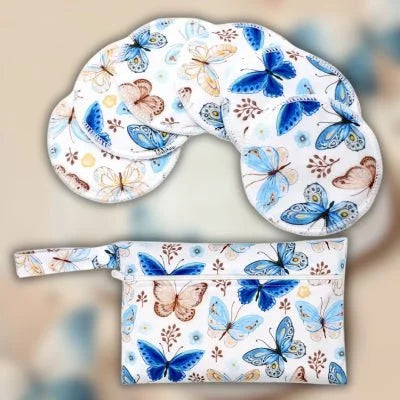 Coussinet d’allaitement avec un design délicat de papillons bleus, parfait pour un allaitement tout en sérénité et en élégance.