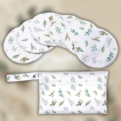 Coussinet d’allaitement avec des motifs de feuilles et de branches, offrant douceur et confort pour les mamans naturelles.