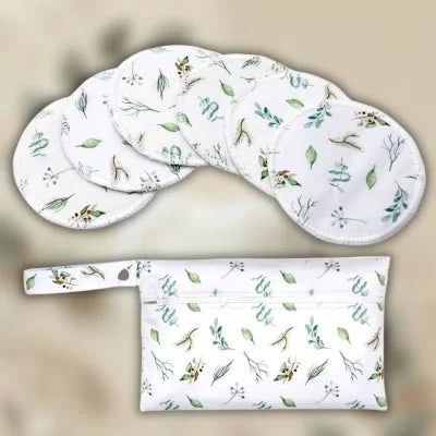 Coussinet d’allaitement avec des motifs de feuilles et de branches, offrant douceur et confort pour les mamans naturelles.