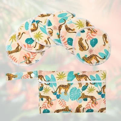 Coussinet d’allaitement WildTropical avec motifs tropicaux vibrants, idéal pour les mamans modernes en quête d’élégance.