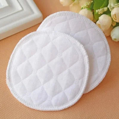 Zoom sur deux coussinets d'allaitement lavables en coton ultra-doux, offrant un confort maximal pour les mamans allaitantes.