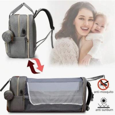 Sac à dos à langer BabyNest™ avec moustiquaire et tissu anti-UV, offrant un espace sûr et confortable pour bébé à l’extérieur.