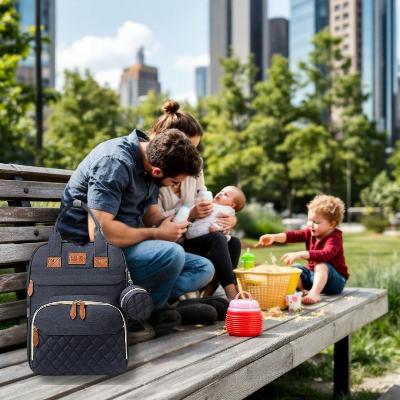 Sac à dos à langer LuxeNest™ pour les moments en plein air, offrant une organisation parfaite pour les accessoires de bébé et un design adapté au style de vie actif.