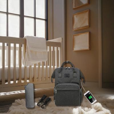 Le sac à dos à langer MumCare™ est posé près du lit de bébé, avec ses accessoires bien rangés. Un choix parfait pour garder les essentiels de bébé à portée de main dans un environnement apaisant à la maison.