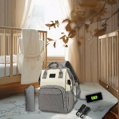 Le sac à dos à langer MumCare™ est présenté dans un décor apaisant près du lit de bébé. Parfait pour les parents souhaitant un produit pratique et esthétiquement agréable, ce sac est un véritable allié pour des moments doux avec bébé.