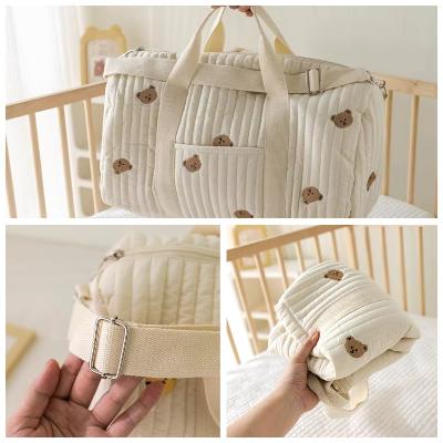 Gros plan sur le sac à langer DreamNest™ Teddy Charm, mettant en avant sa compacité et son design pratique adapté à tous les déplacements.