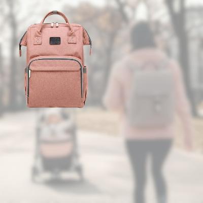 Sac à langer SerenityPack™ rose au design élégant, parfait pour les mamans modernes lors de balades paisibles avec bébé