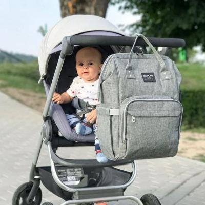 Sac à langer SerenityPack™ accroché à une poussette, mettant en avant sa praticité lors des promenades avec bébé