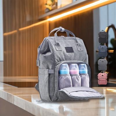 Sac à langer SerenityPack™ avec compartiments isothermes pour biberons, présenté sur une table moderne, idéal pour organiser les essentiels de bébé.