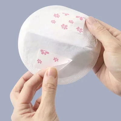 Coussinet d’allaitement jetable avec adhésifs doux et sécurisé pour une tenue parfaite dans le soutien-gorge.
