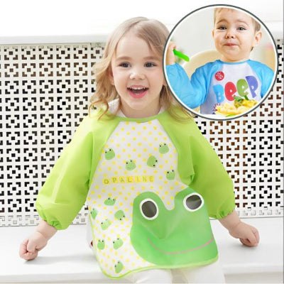 Petite fille portant un bavoir à manche longue grenouille vert, avec encart montrant un bébé utilisant un bavoir à manche longue bleu, pratique et facile à enfiler.