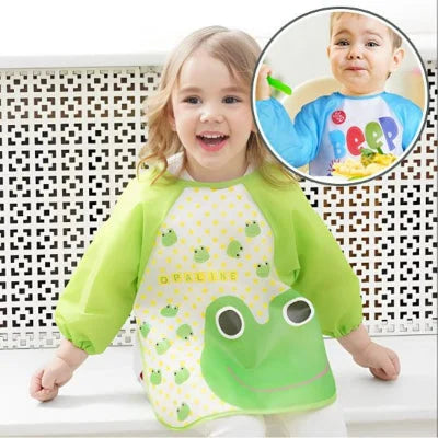 Petite fille portant un bavoir à manche longue grenouille vert, avec encart montrant un bébé utilisant un bavoir à manche longue bleu, pratique et facile à enfiler.