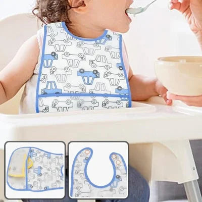 Bébé mange dans sa chaise haute avec un bavoir bébé imperméable motif voitures, facile à nettoyer