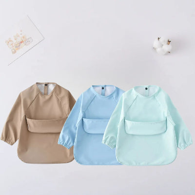 Ensemble de bavoirs bébé manche longue imperméables, coloris beige, bleu ciel et vert menthe, bavoir avec manches bébé et récupérateur.