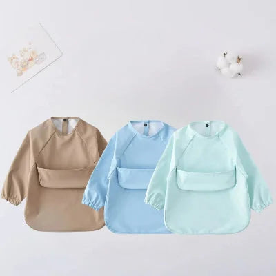Ensemble de bavoirs bébé manche longue imperméables, coloris beige, bleu ciel et vert menthe, bavoir avec manches bébé et récupérateur.