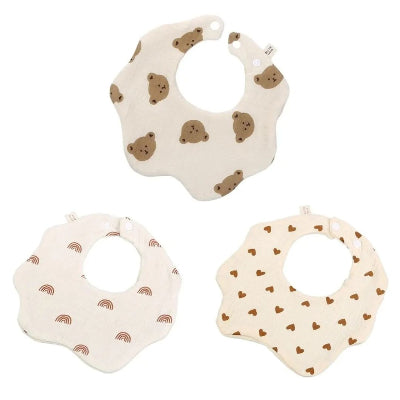 Lot de bavoirs bébé en coton bio avec motifs ours, arc-en-ciel et petits cœurs, bavoirs tissu réversibles pour repas sans taches.