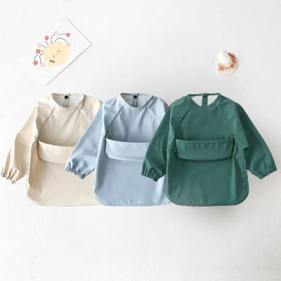 Lot de bavoirs bébé manche longue imperméables en tissu technique, coloris crème, bleu ciel et vert sapin, bavoirs bébé avec manches et récupérateur.