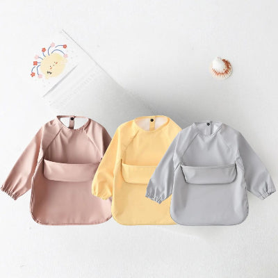 Lot de 3 bavoirs bébé avec manches, coloris vieux rose, jaune pastel et gris clair, bavoirs imperméables avec récupérateur intégré.